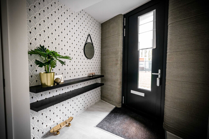 Huset präglas av en sober grå, svart och vit färgskala som kryddas upp med mönster. Kika in i 3D-printade huset i Eindhoven