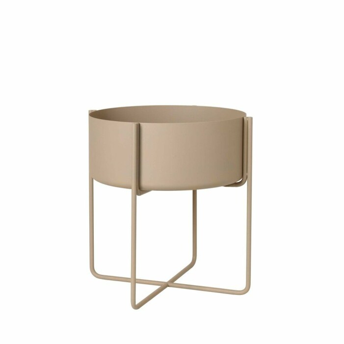 Stilren kruka på ben i beige. Foto: Åhléns Planteringskruka inomhus