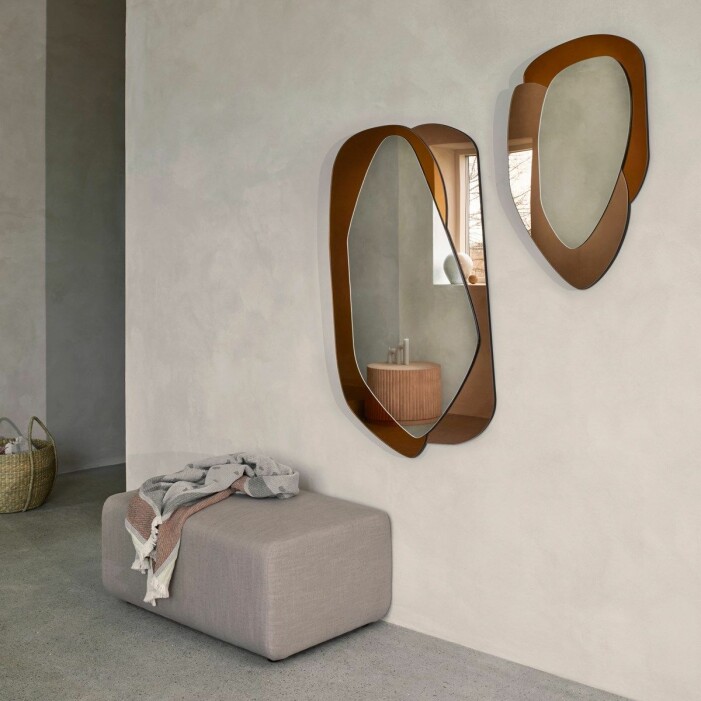 Våga dig på ett statement piece med hjälp av en snygg spegel i organisk form. Foto: Nordic Nest Layer spegel från Broste Copenhagen