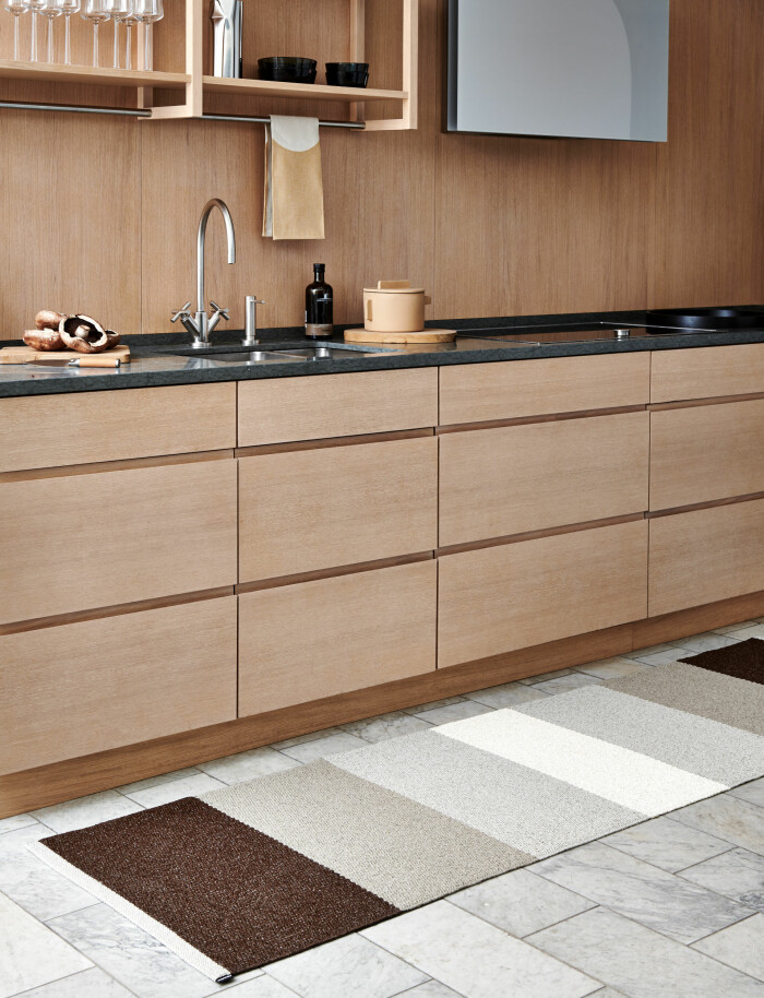 Matta, Kim, Dark brown, storlek från 70x100-70x240 cm, pris från 1 675-2 275 kr, Pappelina AB. Foto: James Stokes Amsterdam Matta, Kim, Dark brown, storlek från 70x100-70x240 cm, pris från 1 675-2 275 kr, Pappelina AB. Foto: James Stokes Amsterdam