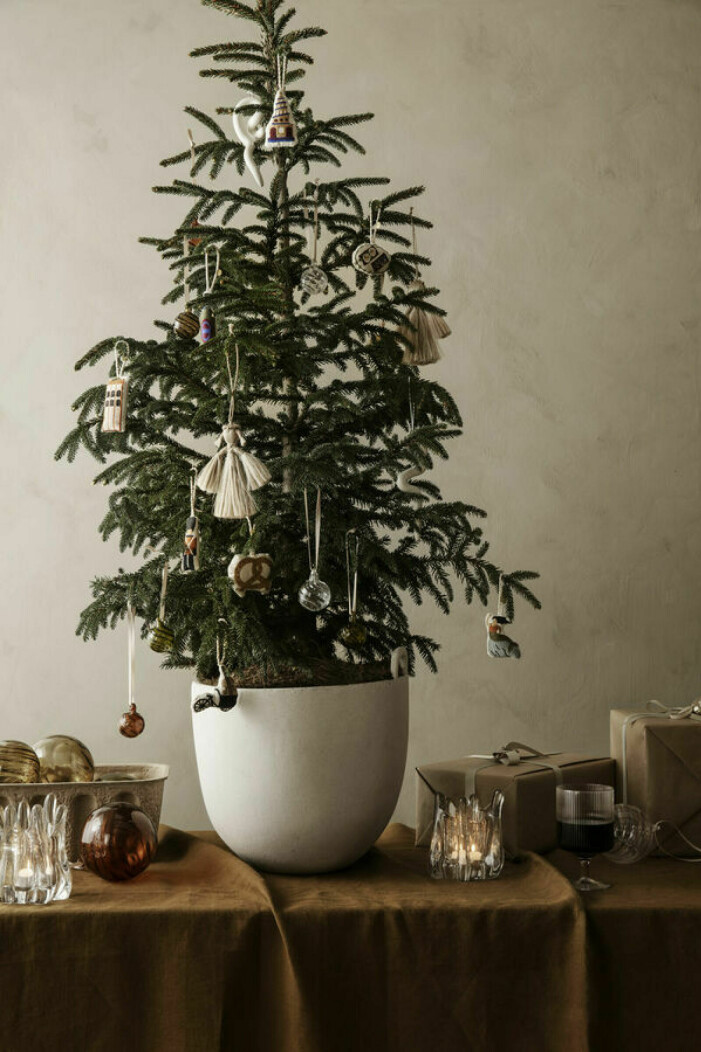 Höstens murriga färgpalett hänger med i jul och vinter, från dukning till pynt. Foto: Ferm Living. Jultrender 2021, inredningstrender julen 2021, neutrala färger
