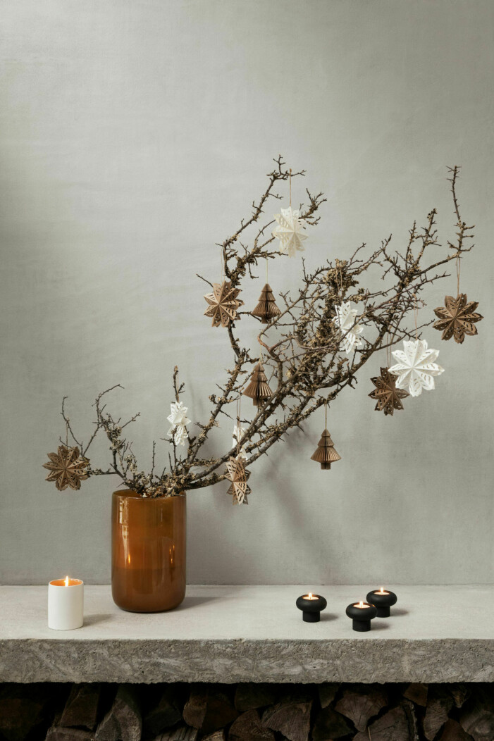 Investera i pappersdekorationer i nedtonade kulörer för lång livslängd. Foto: H&M Home. Jultrender 2021, inredningstrender julen 2021, pappersdekorationer
