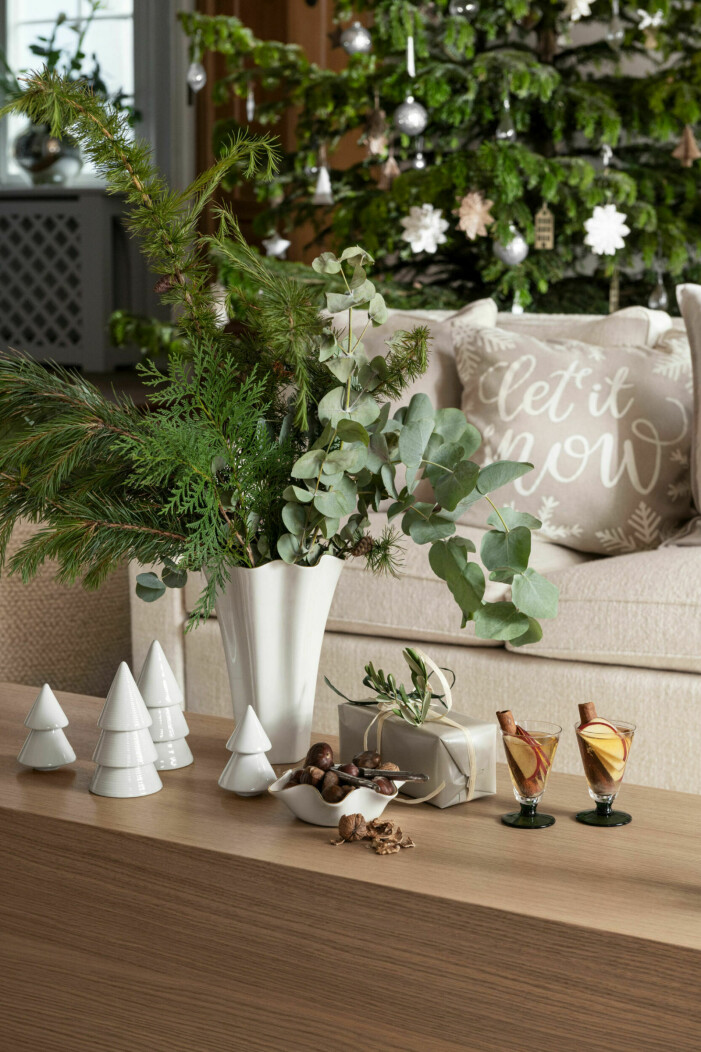 Gröna växter och blommor i säsong är även perfekta att dekorera julklapparna med. Foto: H&M Home. Jultrender 2021, inredningstrender julen 2021, växter