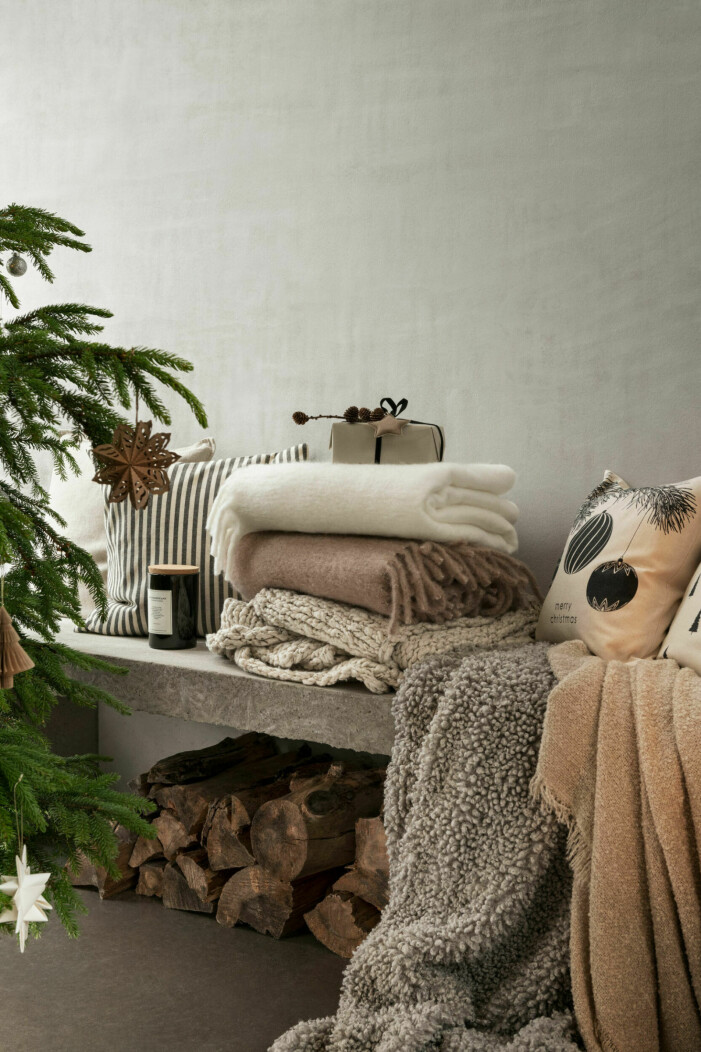 Gosiga kuddar och plädar i neutrala kulörer som kan stå framme både i höst, jul och vinter. Foto: H&M Home. Jultrender 2021, inredningstrender julen 2021, nedtonade färger