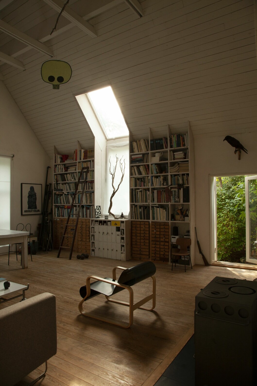 I den stora ateljén står en fåtölj av Alvar Aalto. Basen i den platsbyggda bokhyllan är gamla nyckelskåp från Sturebadet som revs ut vid en renovering i slutet av 70-talet. Stolen vid bordet av Jonas Bohlin. Bilden på väggen från utställningen Absolut Art på Millesgården 2000. Döskallen i taket av Jan Håfström. I den stora ateljén står en fåtölj av Alvar Aalto. Basen i den platsbyggda bokhyllan är gamla nyckelskåp från Sturebadet som revs ut vid en renovering i slutet av 70-talet. Stolen vid bordet av Jonas Bohlin. Bilden på väggen från utställningen Absolut Art på Millesgården 2000. Döskallen i taket av Jan Håfström.