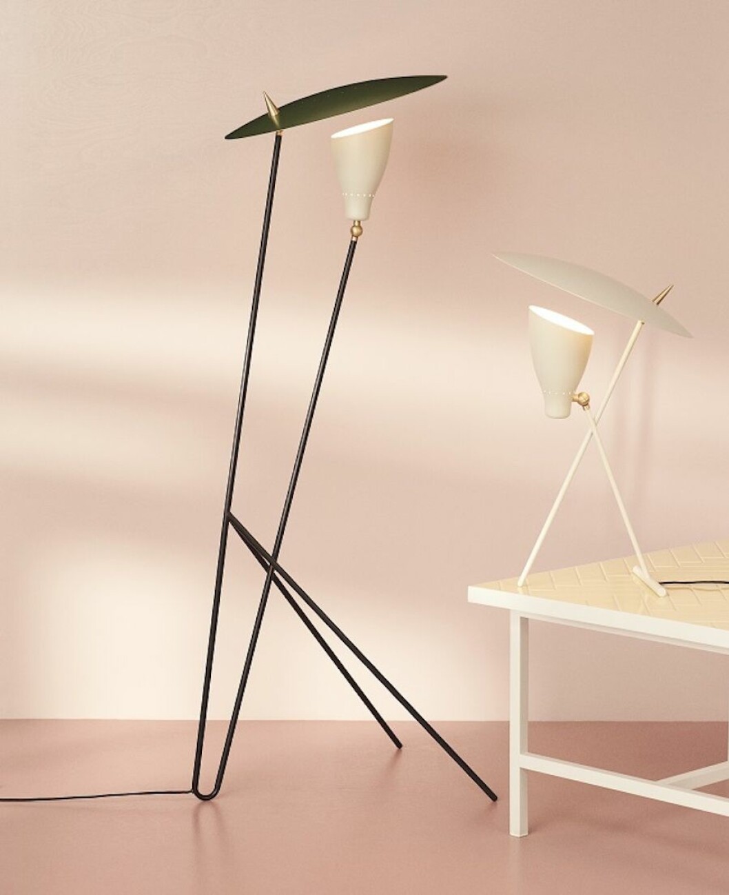 Golv- och bordslampan Sillhouette designad av Svend Aage Holm-Sørensen har nu återlanserats av Warm Nordic.