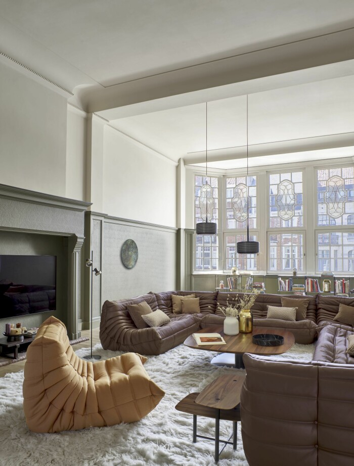 Den lurviga mattan, den jordnära färgpaletten och de mjuka möblerna är bara några av 70-talsdetaljerna vi älskar i inredningarna 2021. Foto: Ligne Roset 70-talsinredning är trendigt 2021