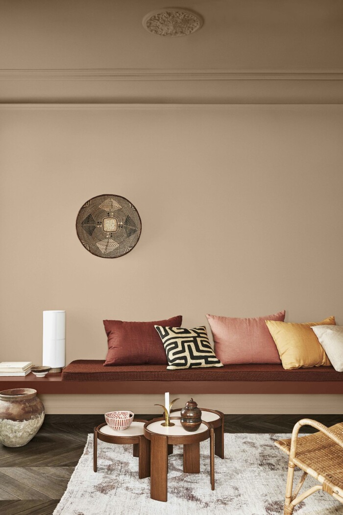 70-talskulörer i ny tappning. Vägg målad i <em>Lady Pure Color 12120</em> <em>Desert Pink </em>och bänk i <em>Lady Supreme Finish 20167 Welcoming Red</em>. Foto: Jotun 70-talsinspiration i ny tappning hos Jotun