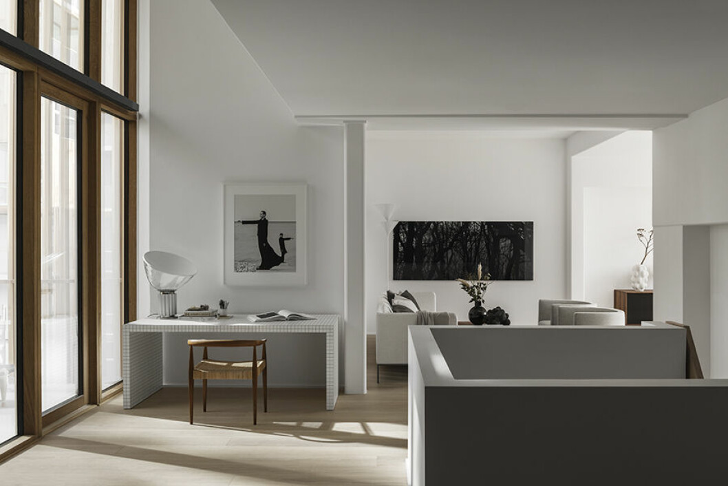Bilderna är tagna i 79 & Parks visningslägenhet som är på 129 kvadratmeter i etage, här inredd av Lotta Agaton interiors. Skrivbord <em>Quaderna</em> av Superstudio för Zanotta, Nordiska galleriet. Stol av Nanna Ditzel, från Modernisten, lampa <em>Taccia</em> från Flos, böcker från Dusty deco och Konst-ig, pennburk och kaffekopp, Frama studios. Konstverk av Julia Hetta via Moderna samlare. Soffa och fåtöljer <em>Confident</em>, båda från Living divani, Asplund. Kuddar i tyg från Astrid. På soffbordet <em>Plana </em>av Charlotte Perriand står vas <em>Pallo </em>av Carina Seth Andersson. Skulptur i svart sten från Dusty deco. Pläd i soffan i tyg från Astrid. 79 PARK visningslägenhet