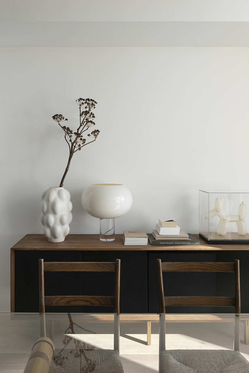 På sideboardet, vas från Dusty deco, lampa från Foscarini, Nordiska galleriet, böcker från Konst-ig, konstverk <em>Animal Balloon</em> av Michael Bussien, från Dusty deco, stolar <em>Leggera</em> av Gio Ponti från Cassina. 79 PARK vas sideboard