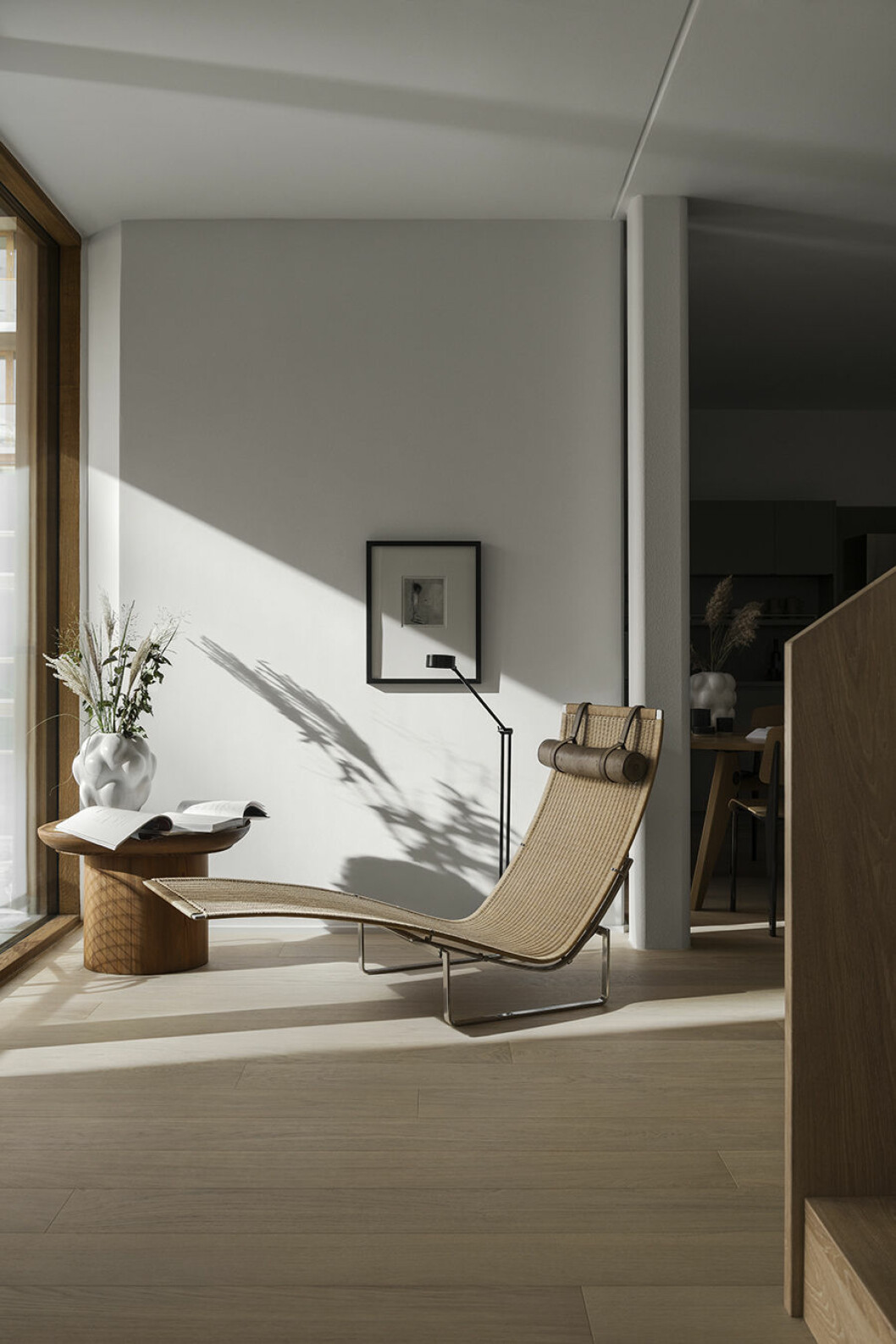 Stol <em>Chaise Longue PK 24</em> av Poul Kjærholm från Modernity. Sideboard <em>Utö</em> av Axel Einar Hjorth. Keramikvas från Dusty deco. Konst från Moderna samlare. 79 PARK fåtölj