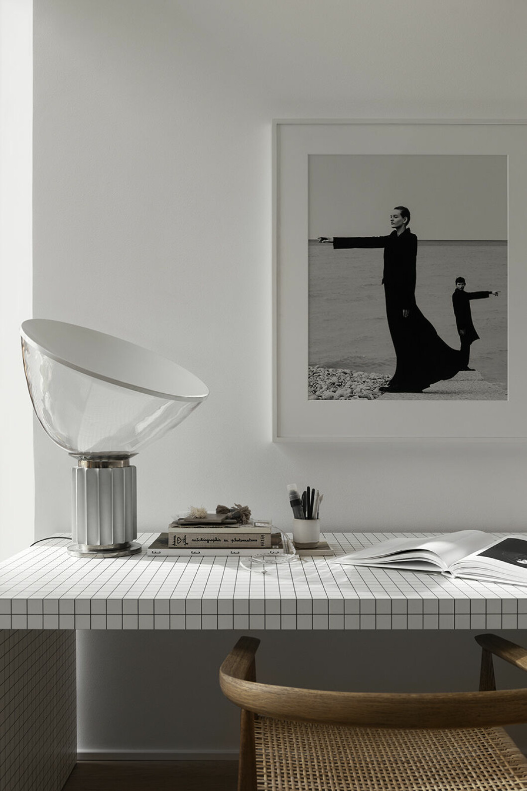Stol av Nanna Ditzel, konstverk av Julia Hetta. Lampa, Flos. 79 PARK lampa tavla