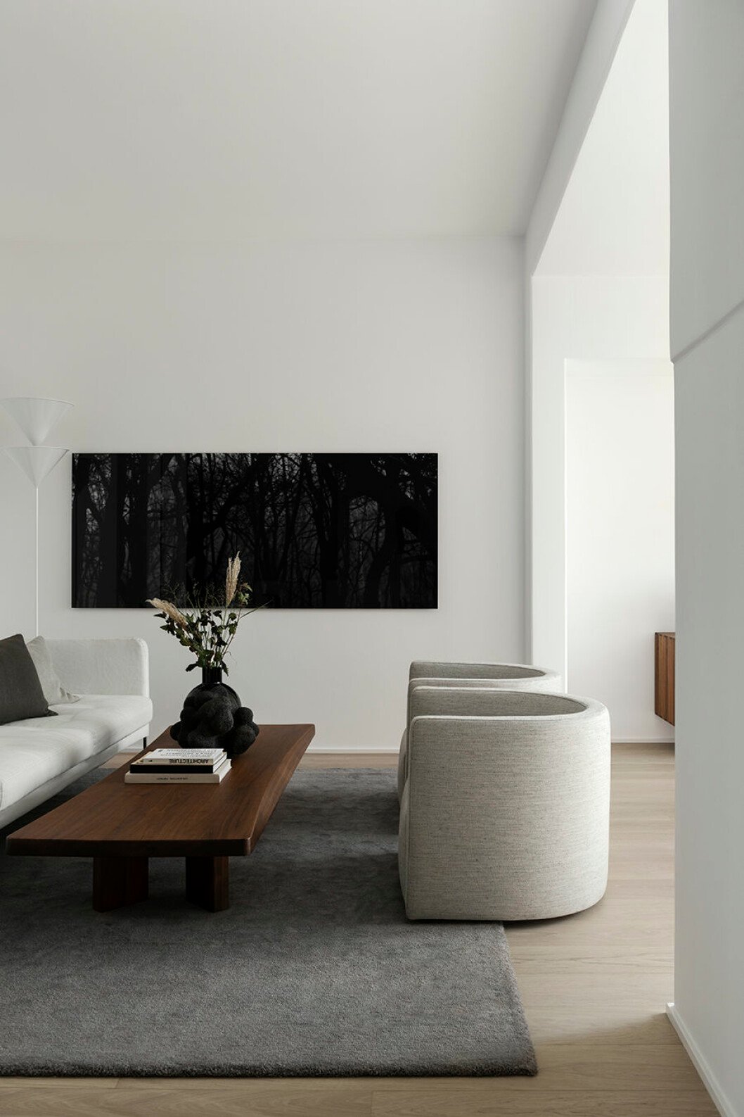 Soffa och fåtöljer <em>Confident</em>, båda från Living divani, Asplund. Kuddar i tyg från Astrid. Soffbord <em>Plana,</em> vas <em>Pallo</em> av Carina Seth Andersson. Skulptur i svart sten från Dusty deco. Pläd i soffan i tyg från Astrid. 79 PARK soffbord