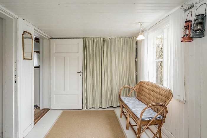Det första man möts av i det mysiga torpet är för sin storlek en rymlig hall. Hall i torpet som Jenny Strömstedt nu säljer