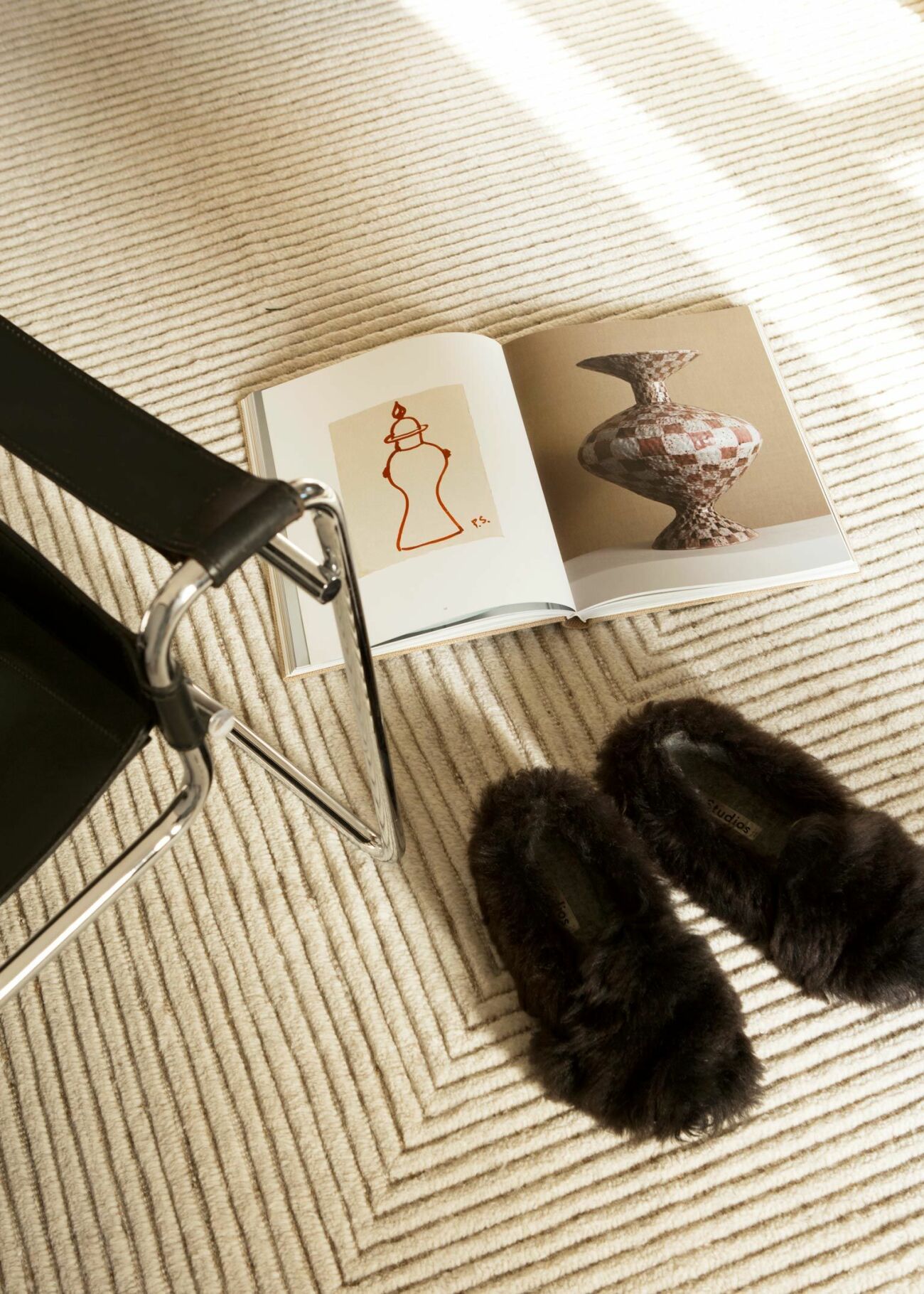 Bild på fåtölj av Marcel Breuer och skor från Acne Studios hemma hos Odem Atelier. 