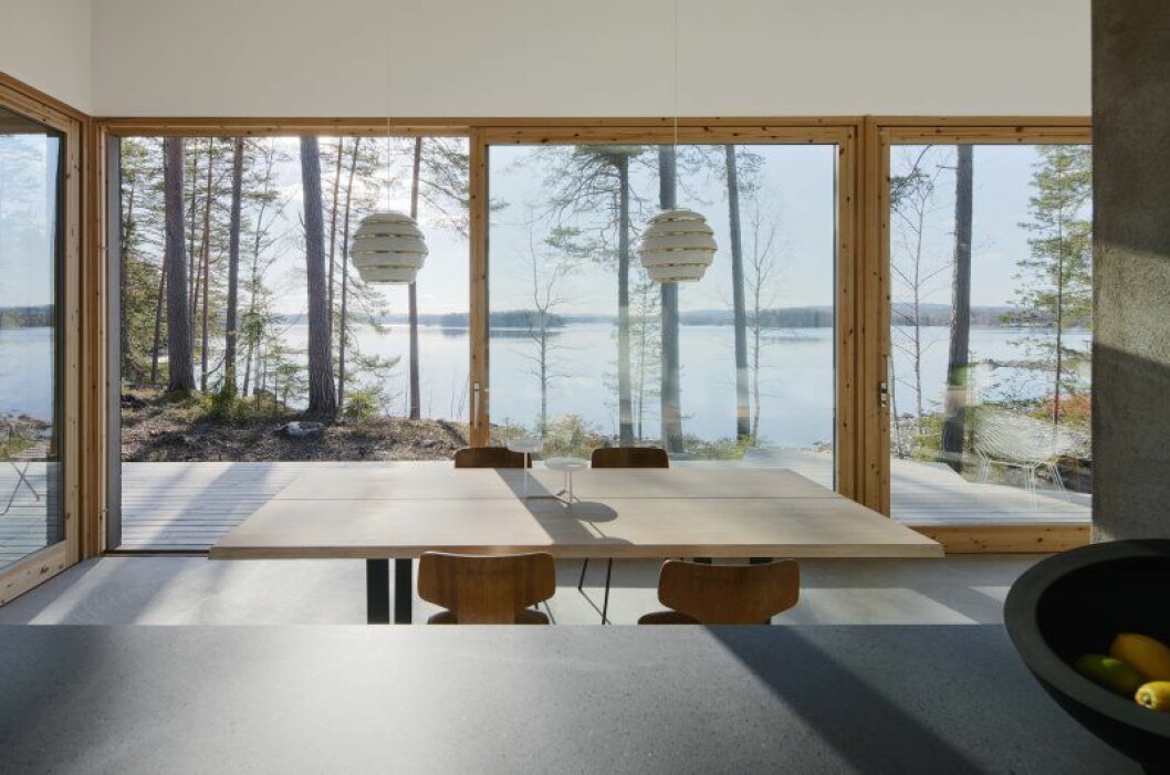 Bärande pelare har smugits in i sällskapsrummets öppningsbara fönstervägg. Stolarna och lamporna är designade av nordiska mästermodernisterna Arne Jacobsen och Alvar Aalto.