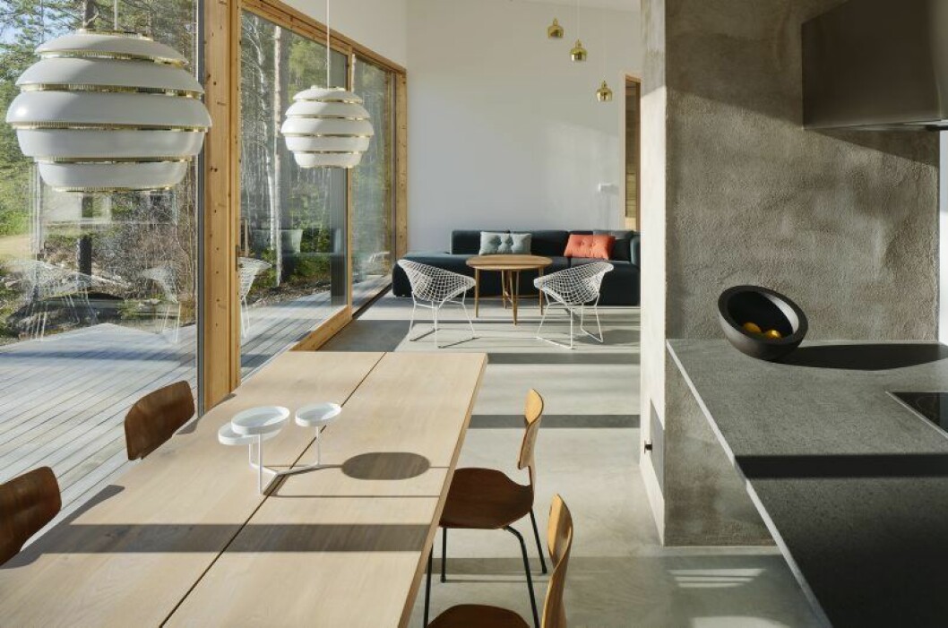 Murstocken delar det vidsträckta rummet i två, med kök och matsal på södra sidan och vardagsrum på norra. Hays egendesignade Mags Soft Sofa sällskapar med Harry Bertoias diamantfåtöljer för Knoll. Mässingslamporna är av Alvar Aalto.