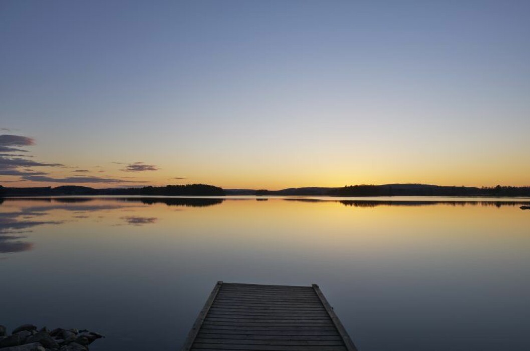 Den järnvitriolbehandlade furufasaden kommer med åren att gråna. Genom att placera plankorna i olika ledder skapas ett ljusspel i eftermiddagssolen. Bortom Ösjön ligger Dalälven och Borlänge. När det är stiltje kan man höra Bergslagstågen passera.