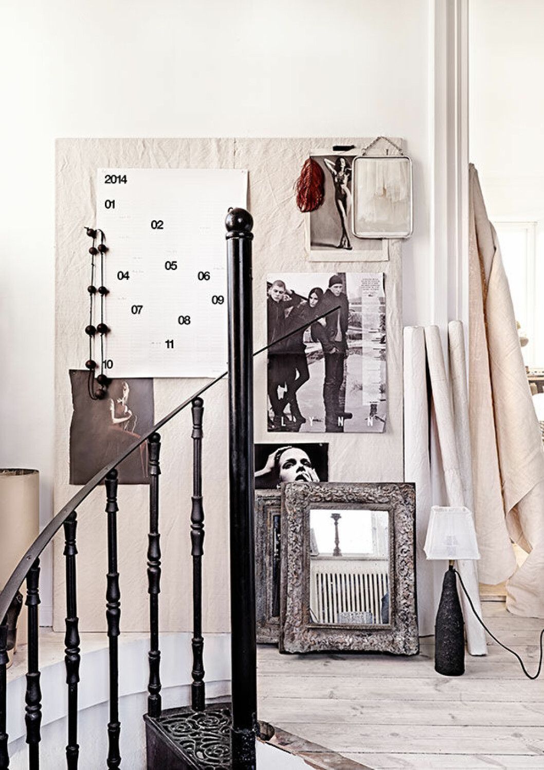 Ett rum som används lite som backstageförråd för Maries plåtningar. Moodboard med tidningsklipp, almanacka, Granit. hemma hos marie olsson Nylander 15