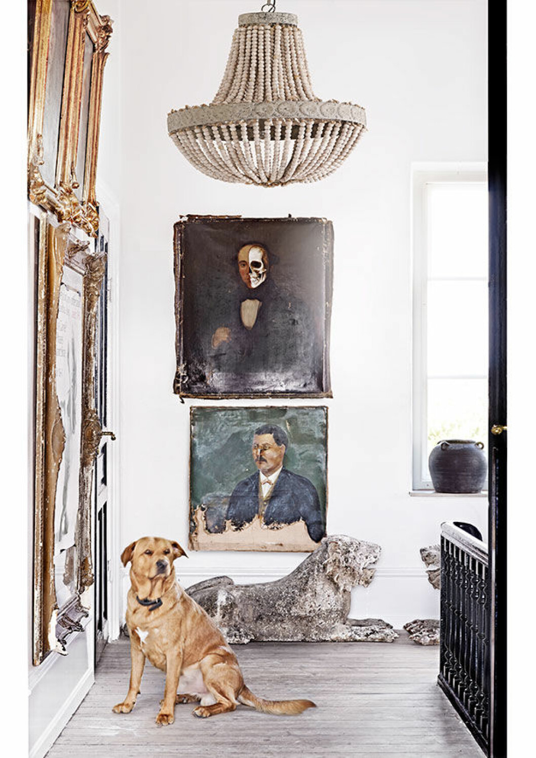 Chorizo vilarsig framför oljemålningarna. Den översta från Esteten i Malmö, bilden under från Millas butik i Oslo. Lampa, Olsson & Jensen. hemma hos marie olsson Nylander 4