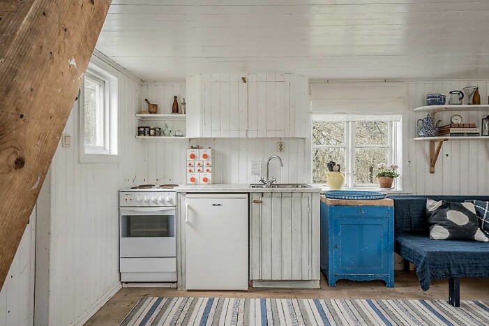 Gäststugan är utrustad med el, kommunalt sommarvatten, kök och sovloft. Kök i gäststuga tillhörande torp i Oxelösund som är till salu
