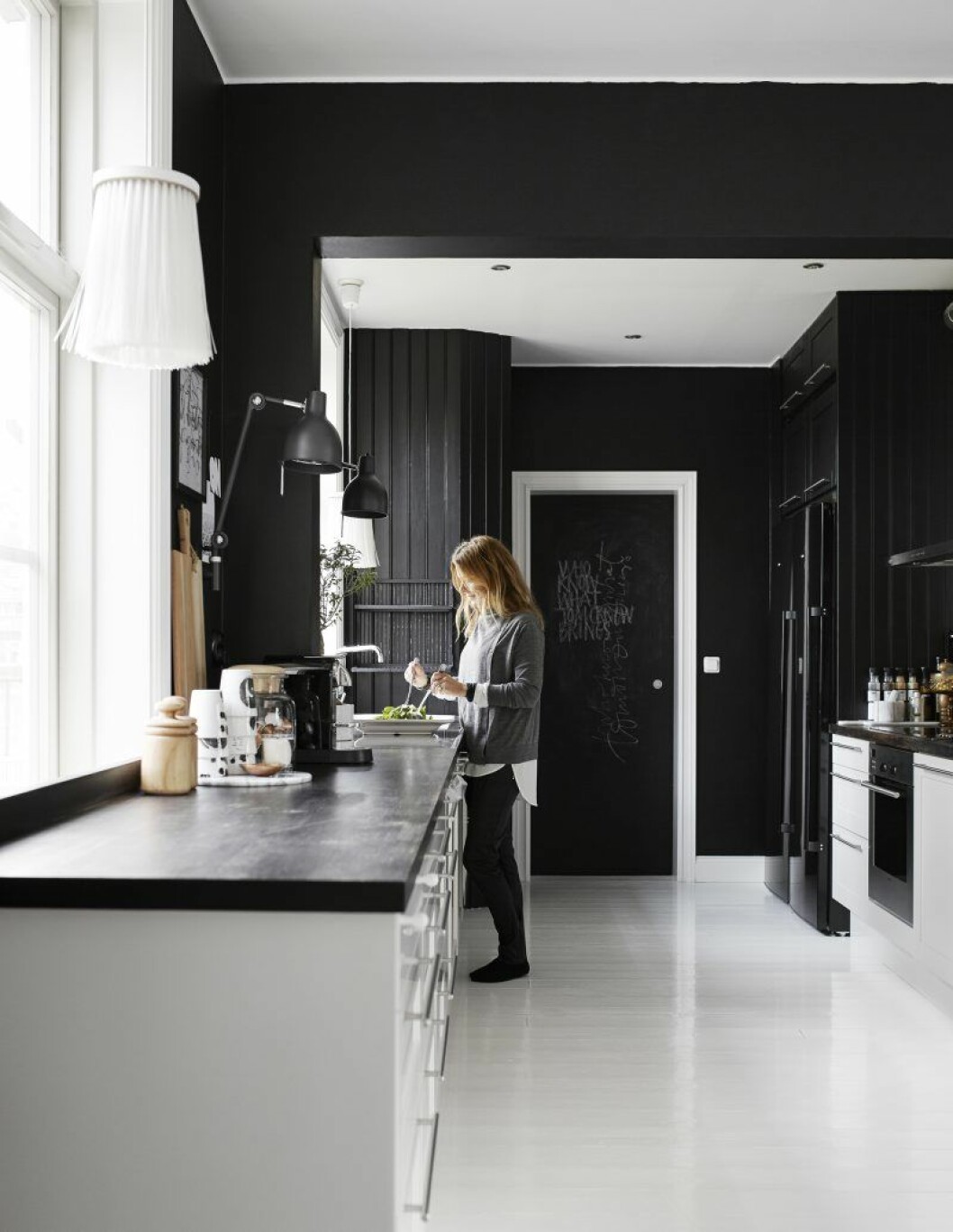 När familjen Skarp flyttade till huset för elva år sedan byggdes köket först. Färgerna svart och vitt känns igen från Ylvas design. På köksbänken ses hennes egna lattemuggar. 99735_ylva_skarp_247lev