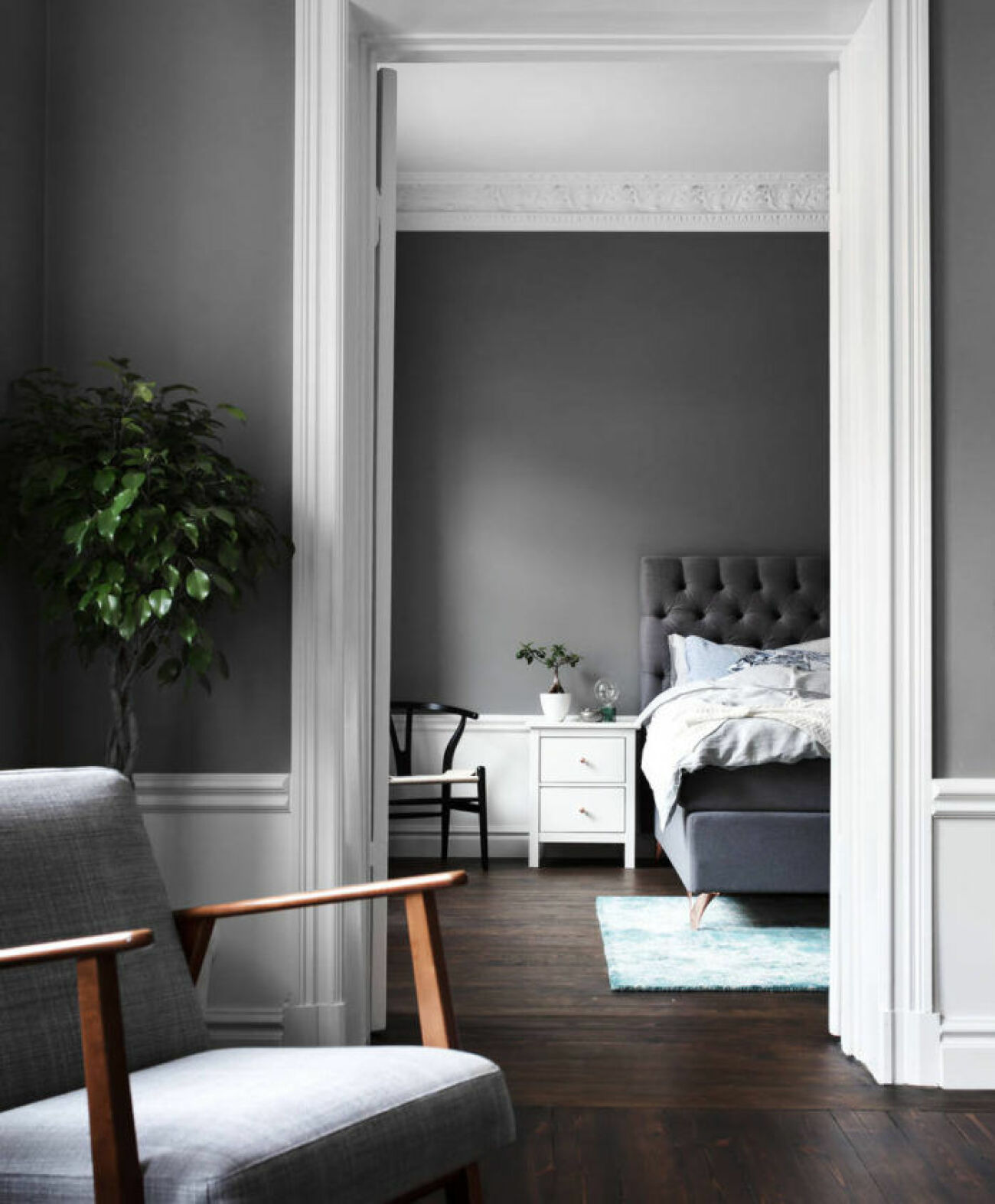 Grey walls and interior, livingroom and bed. Scandinavian decoration and ideas.