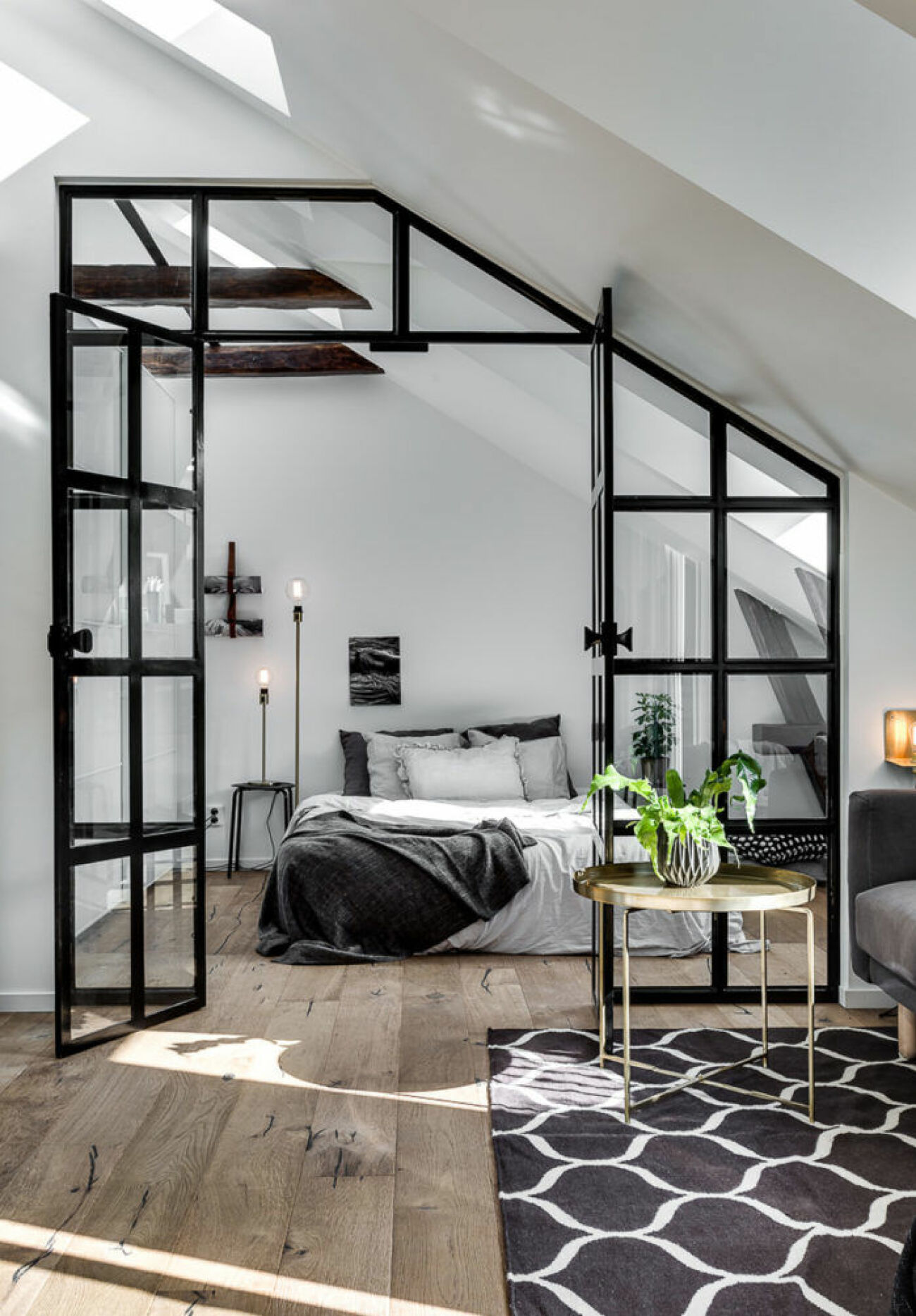 Scandinavian decoration and ideas. Livingroom and bedroom with glass wall divider.
