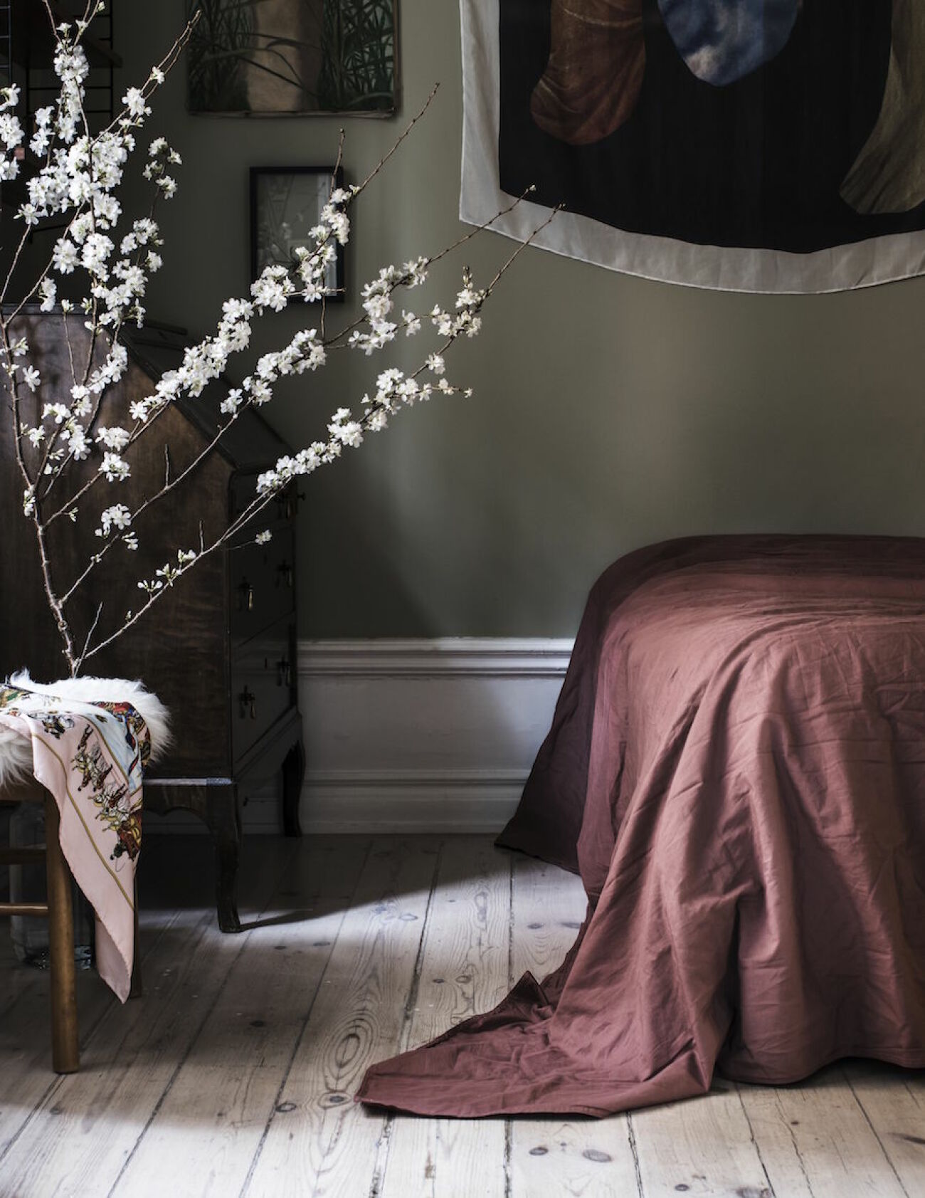 Textilt konstverk av Malin Gabriella Nordin, scarf Hermès, stol Nesto, säng Hästens, sekreterären är arvegods hemma hos Frida Gustavsson och Marcel Engdahl. 