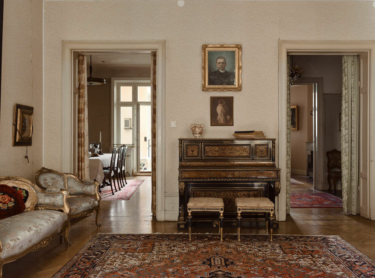 piano i salongen i sekelskiftesvåningen