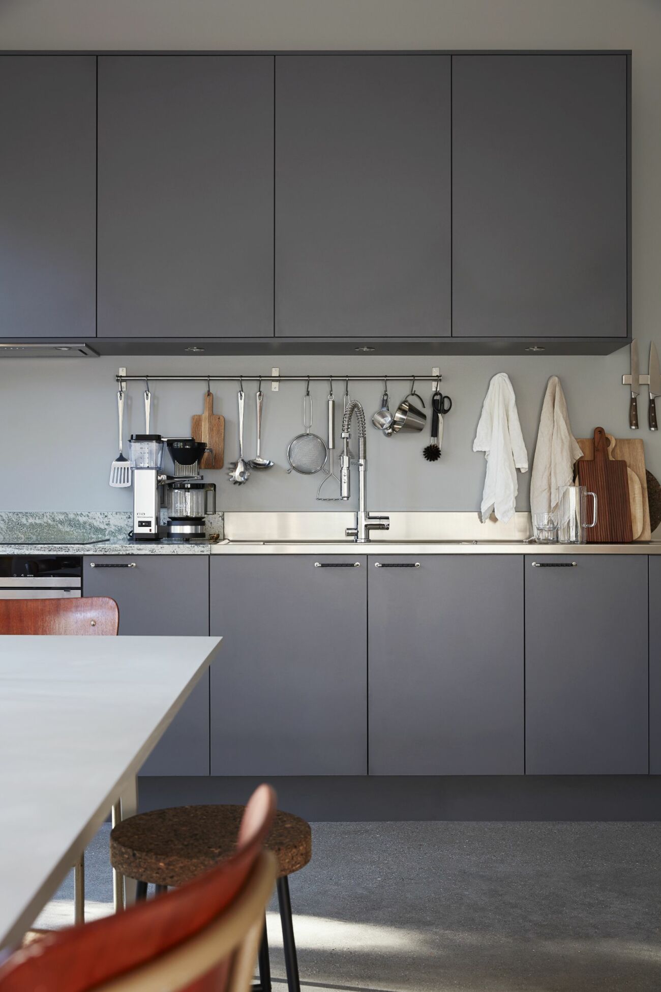 Det minimalistiska köket i grått.