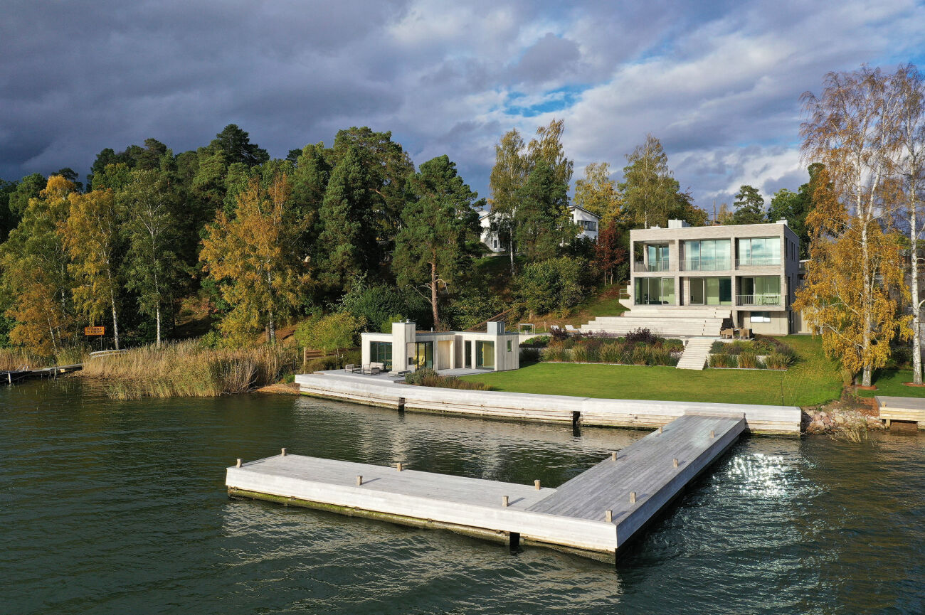 sveriges dyraste villa just nu – i täby med egen båtplats
