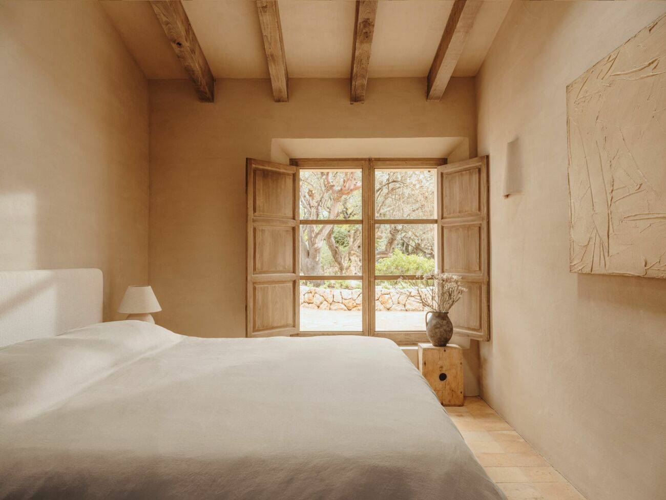 minimalistiskt sovrum i jordnära färger som beige och vitt