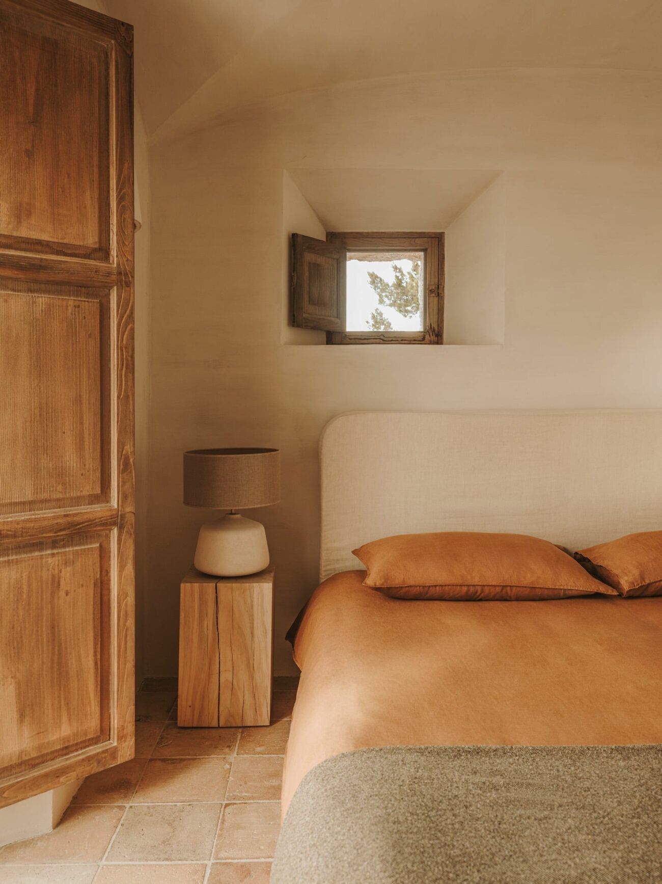 sovrum med terrakotta och naturnära färger som beige och brunt hos Zara Home våren 2021