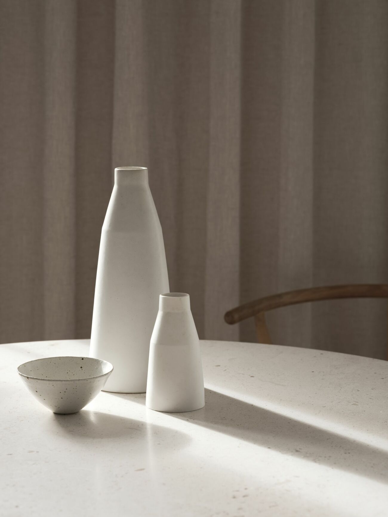 Vaser från Anna Lerinder och keramikskål från Manos shop and workshop.