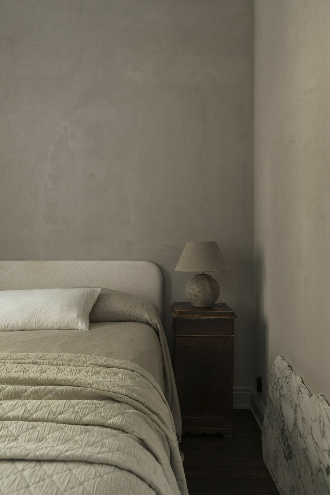 Säng i sovrum med sänglampa från Zara home