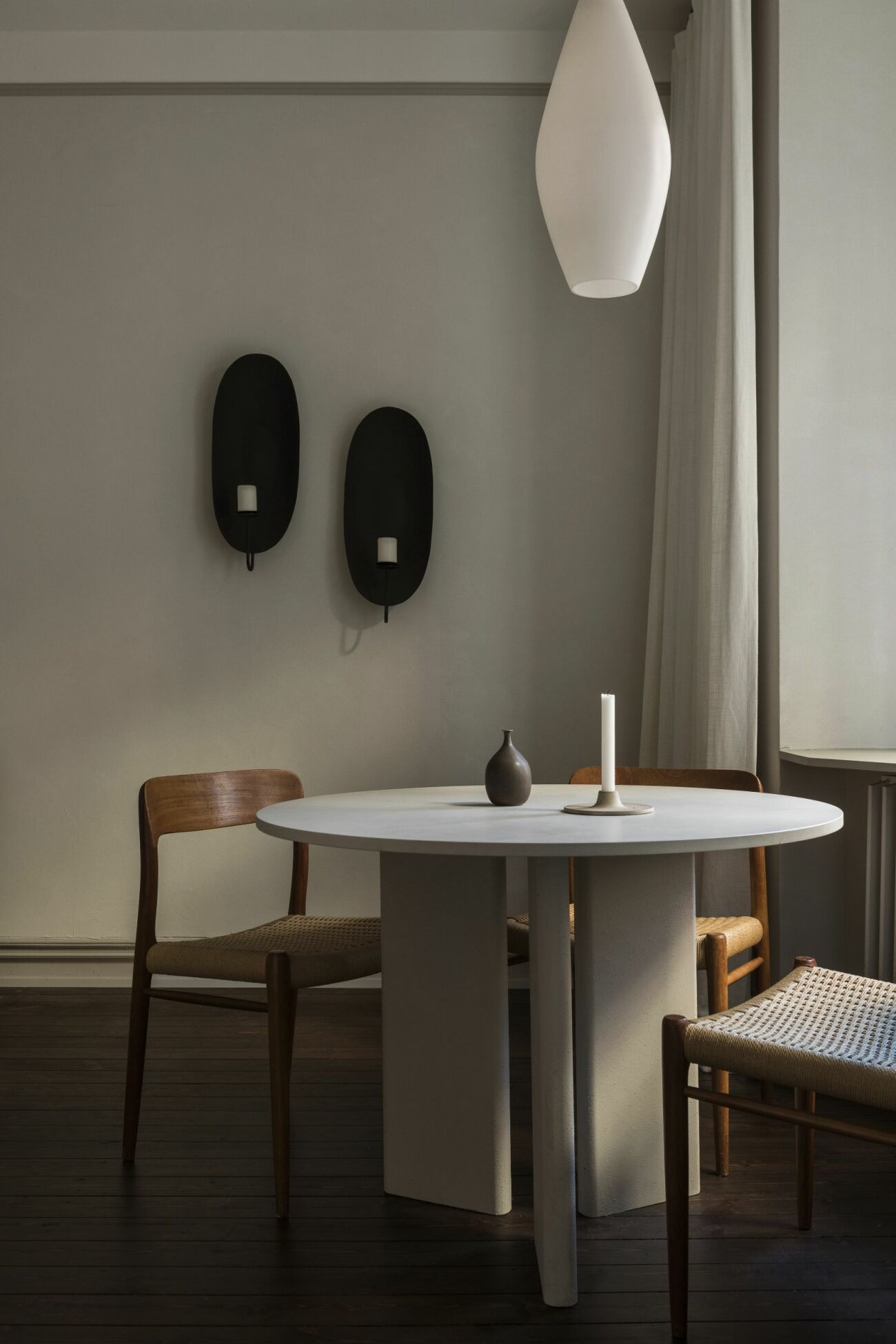 Matbord formgivet av Lovisa, matstolar av Niels Otto Møller