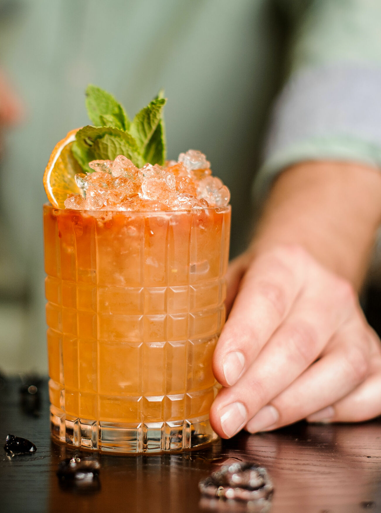 Läskande cocktail med persika till midsommar