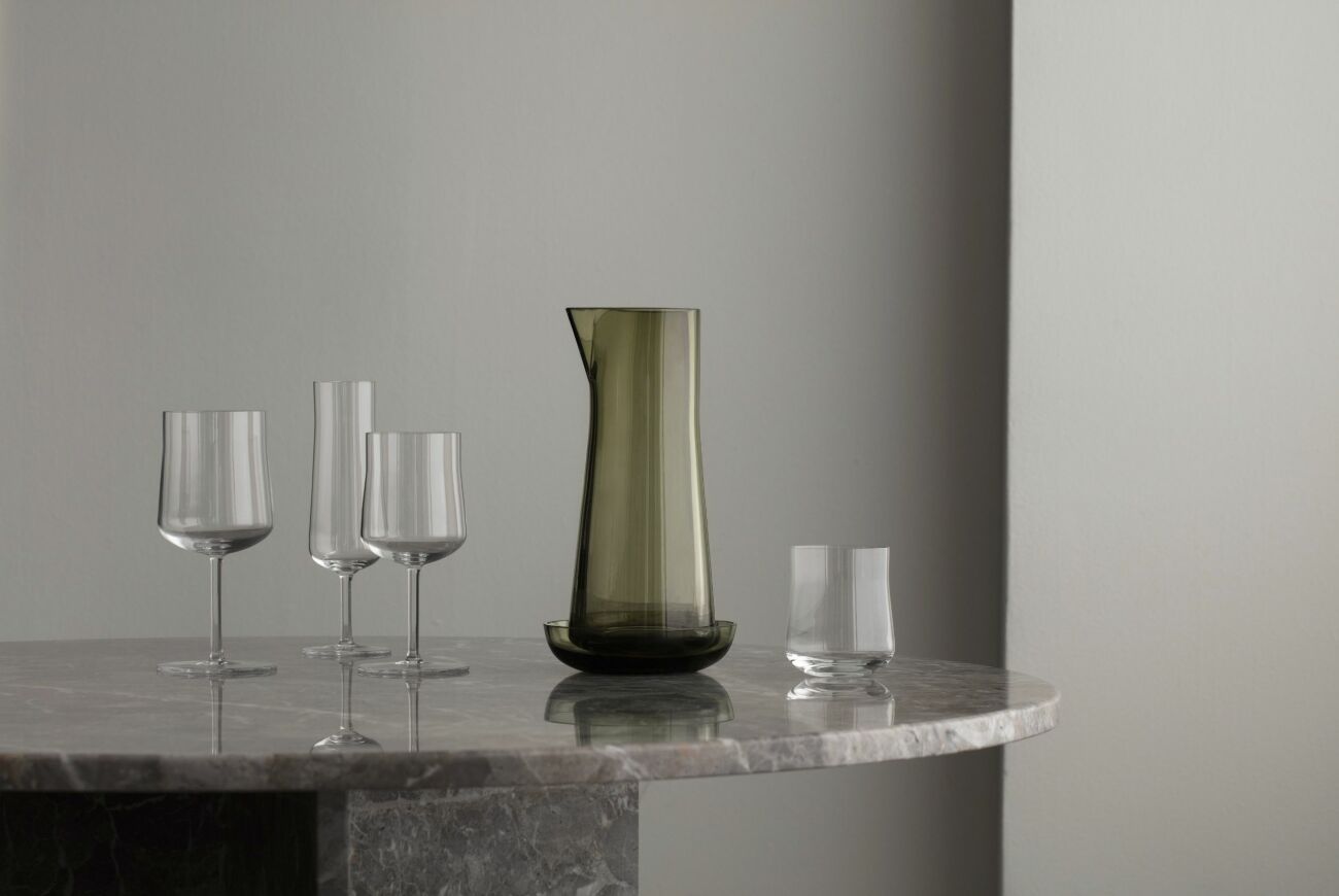 Tre glas på fot, ett vattenglas och en karaff från serien Informal för Orrefors.