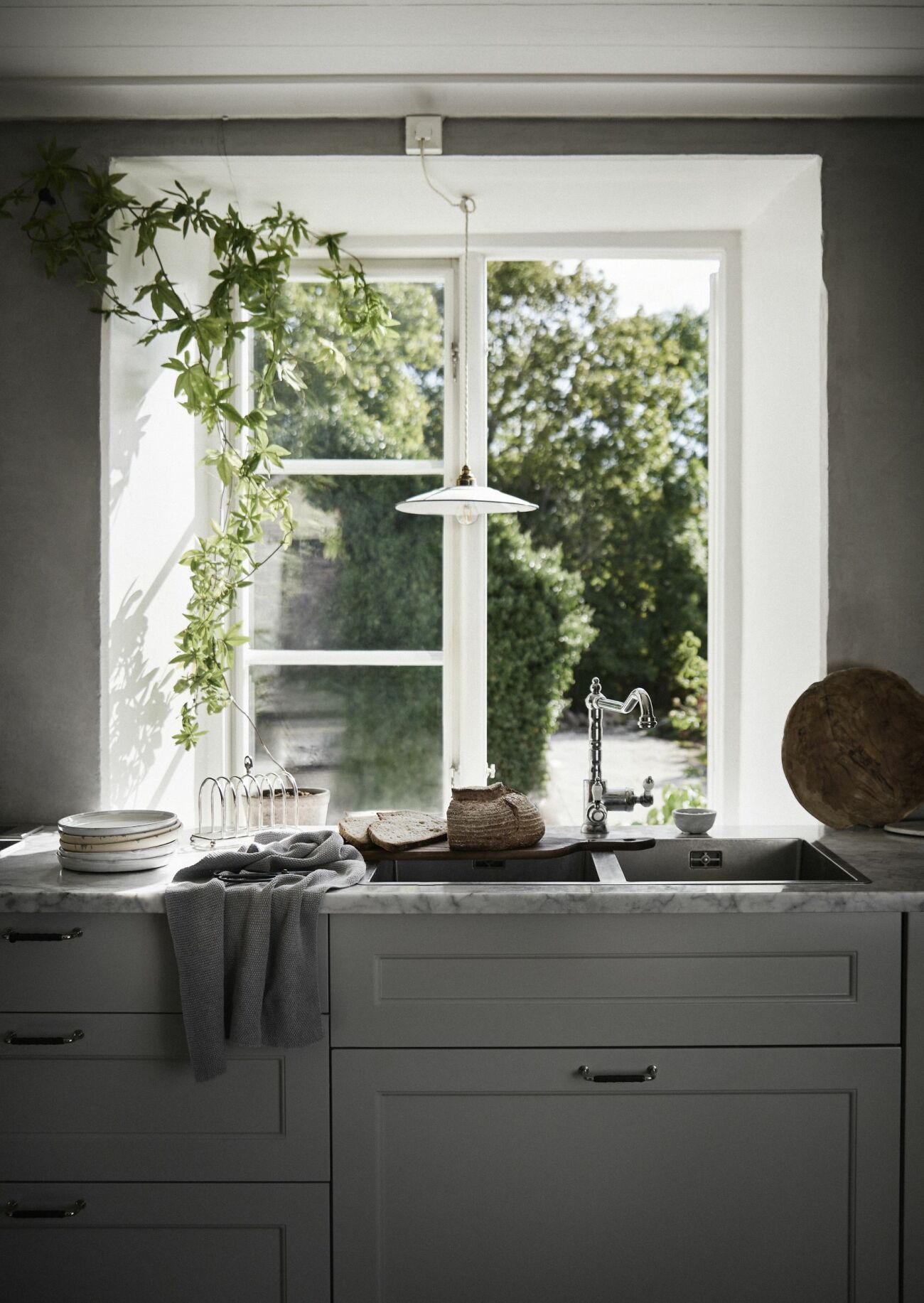 Kök med marmorbänk och fönster.