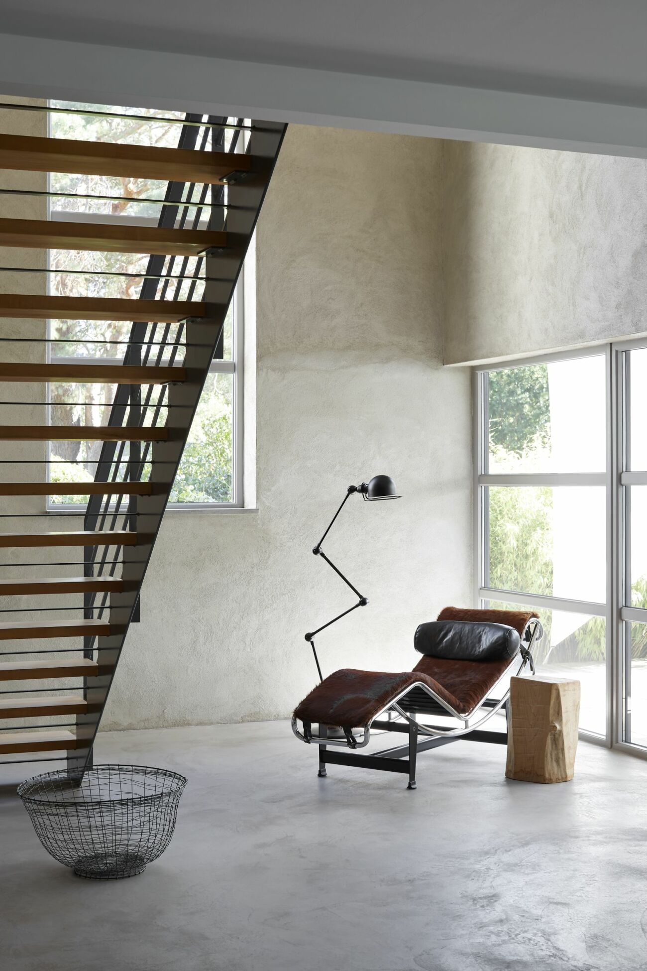 Le Corbusiers klassiska liggfåtölj nedanför trappen.
