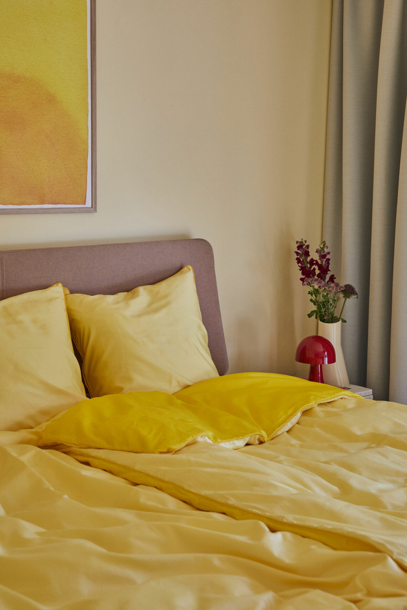 sovrum med gula sängkläder