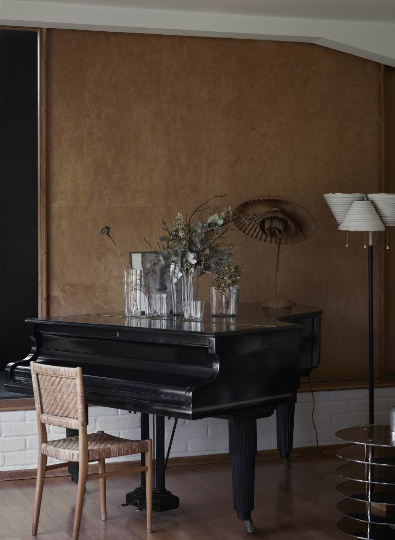 Vardagsrummet med vasen Savoy i olika storlekar på flygeln, alla Iittala. Bredvid pianot golvlampa A809, Artek. På pianot ett porträtt av Aino och en lampa av Poul Henningsen. Pianostol, Aalto. Bordet är en prototyp från 1929.