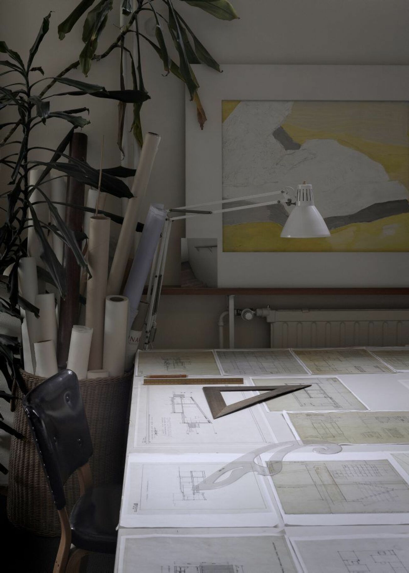 Arbetsrummet hemma hos Alvar Aalto. På bordet ritningar och en modell av Säynätsalos stadskärna.