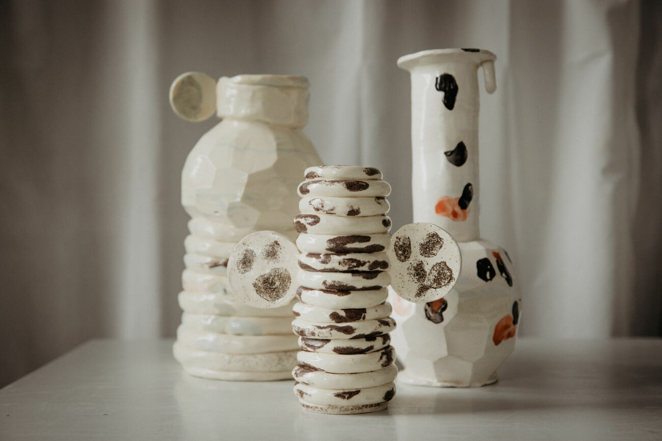 Lekfulla föremål i keramik.