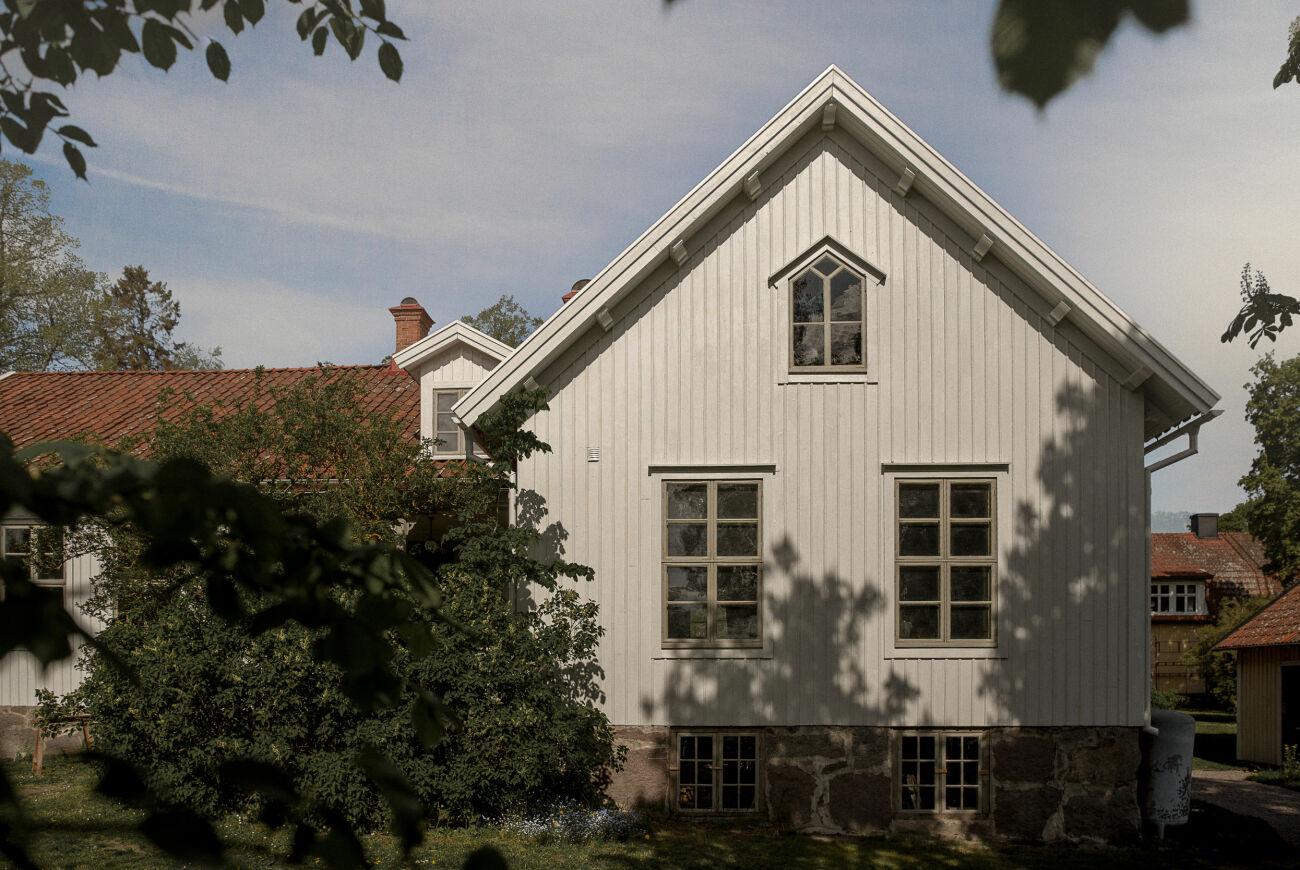 Efter renovering. Huset är målat med Ottossons linoljefärg. Ljusgrå med lite hastingsgrå i på fasaden och hastingsgrå fönster och dörrar.