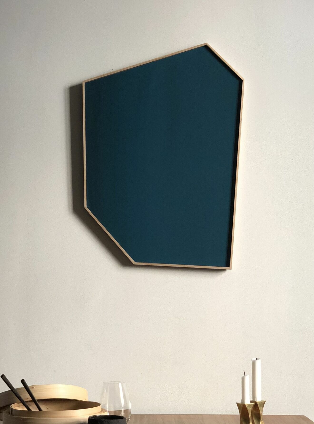 Blått konstverk av Erik Bratsberg, i ny geometrisk form
