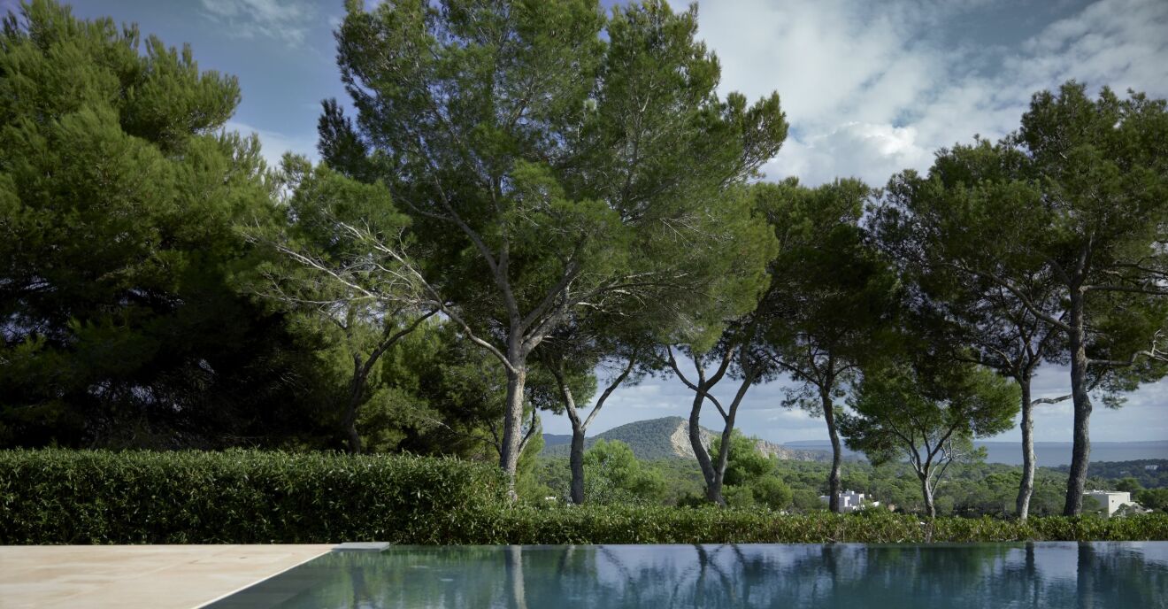 Infinitypool med utsikt hemma hos Charlotte Gyllenhammar på Ibiza.