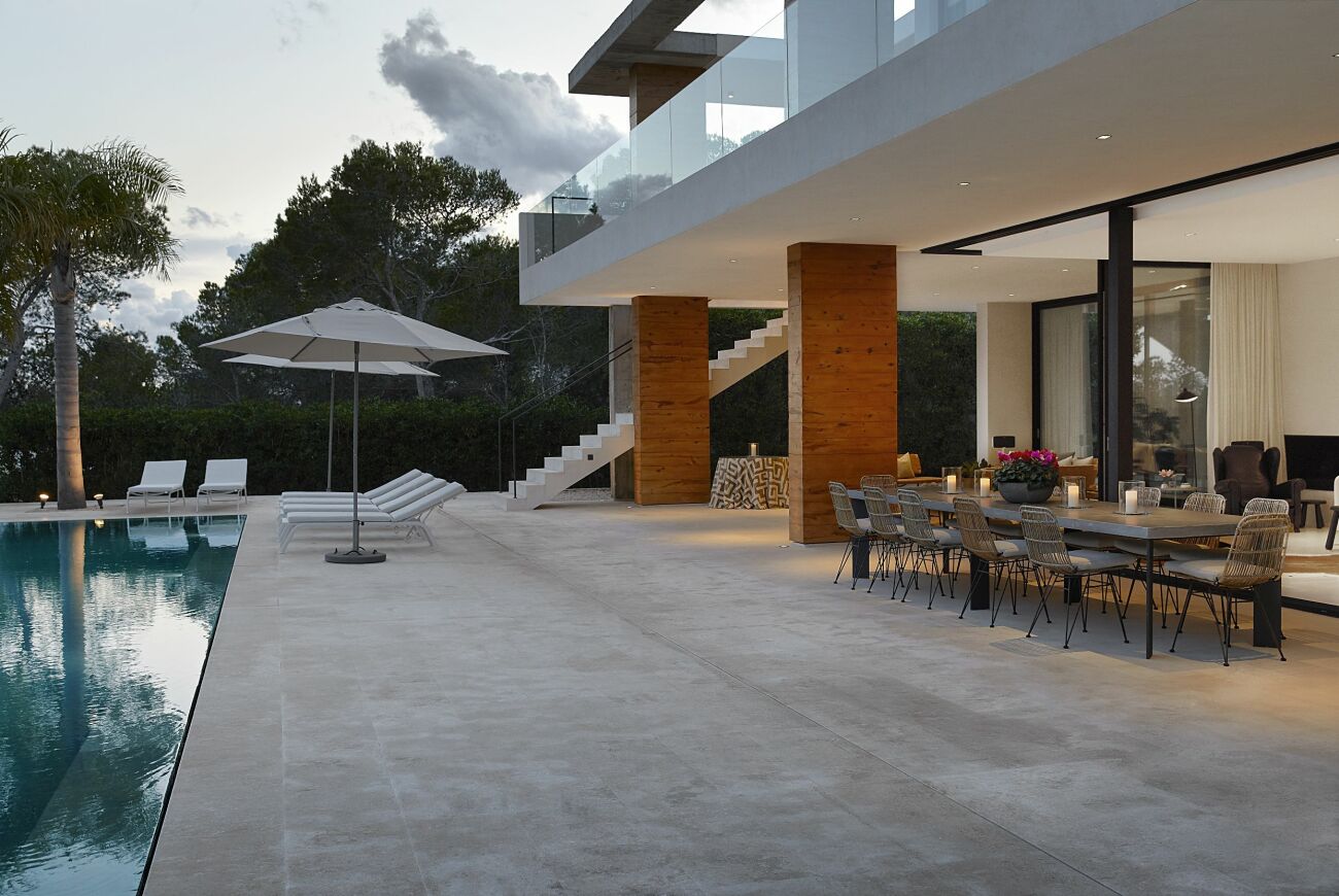 Terrassen hemma hos Charlotte Gyllenhammar på Ibiza.