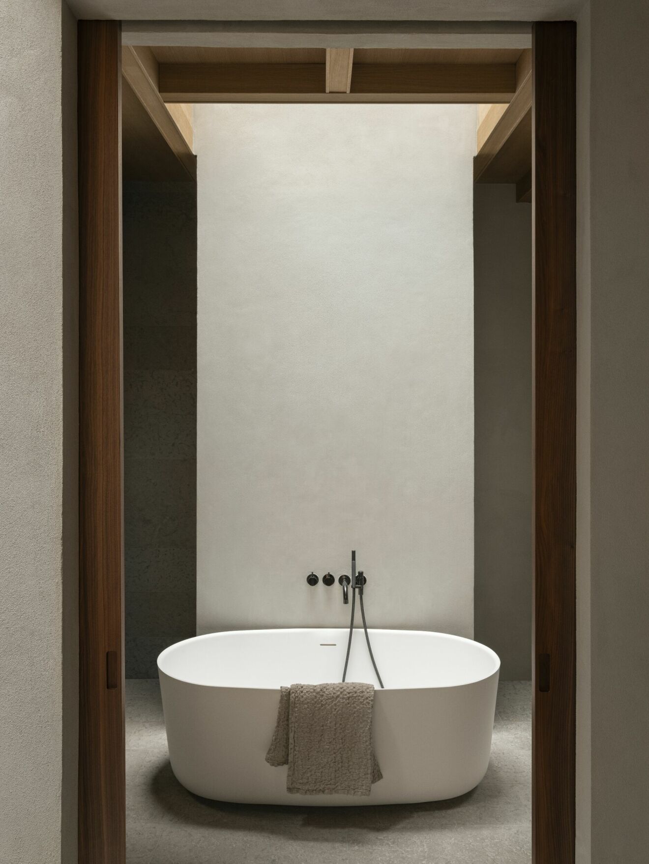 badrum med badkar i japandi-stil